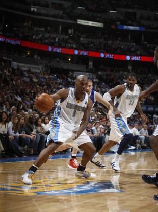 Denver Nuggets guard Chauncey Billups works ball inside against the Los Angeles Clippers