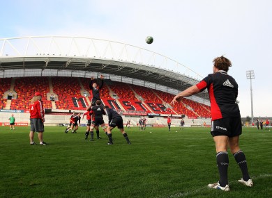 Jerry Flannery throws to the lineout at training yesterday.