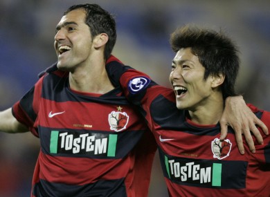Yuzo Tashiro (right) celebrates with former Kashima Antlers team-mate Danilo (file photo).