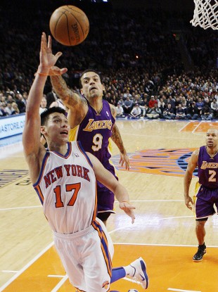 New York Knicks' Jeremy Lin (17) drives past Los Angeles Lakers' Matt Barnes.