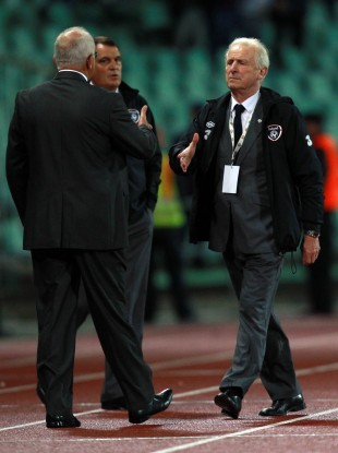 Trapattoni shakes the hand of Sandor Egervari.