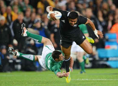 Julian Savea evades the tackle of Rob Kearney.