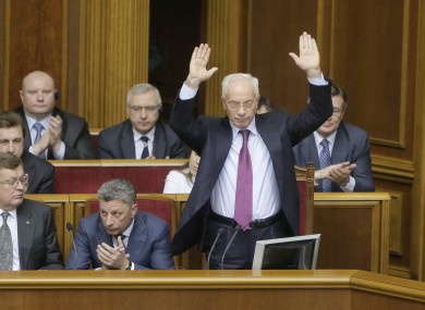 Mykola Azarov waves to lawmakers in parliament
