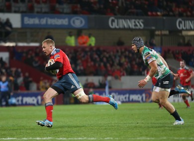 Munster’s Keith Earls scores their first try.
