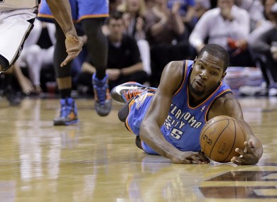 Oklahoma City Thunder's Kevin Durant (35) dives for a loose ball.
