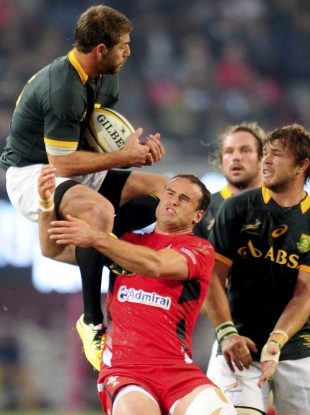 Le Roux fields a high ball as Jamie Roberts makes the challenge that saw him sin binned.