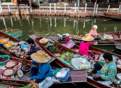 (There are five 'market boats' in this picture, just to be clear.)
