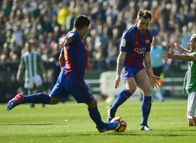 Luis Suarez (L) and Ivan Rakitic during Barcelona's draw with Real Betis