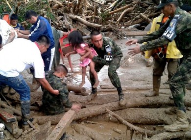 Soldiers rescue landslide victims in Mocoa