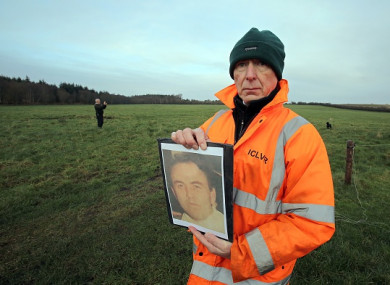 ICLVR investigator Geoff Knupfer holds a picture of Joe Lynskey at the start of a previous search.