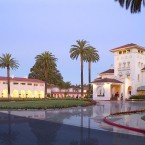 This mansion, which has been refurbished and is surrounded by a 20-acre park, is now a hotel. Why not stay overnight and pretend you're the owner of this gorgeous building...<span class=