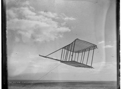 The 1900 Wright glider before installation of forward horizontal control surface, flying as a kite.