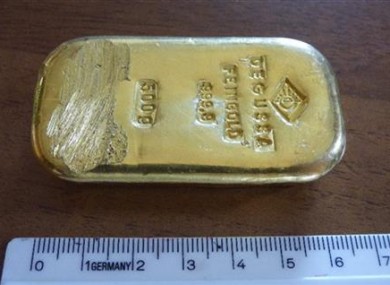 The gold bar found by the teenaged swimmer