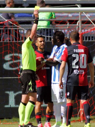 Referee Daniele Minelli shows the yellow card to Pescara's Sulley Muntari.