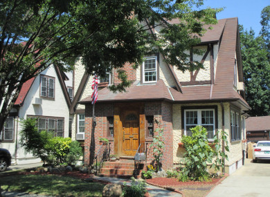 Donald Trump S Childhood Home Is Up On Airbnb For 636 A Night The House Can Sleep Up To 20 People