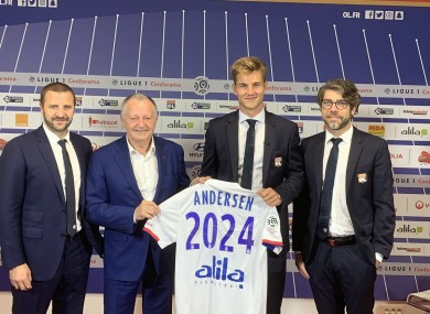 Andersen with Lyon president Jean-Michel Aulas (left) and sporting director Juninho Pernambucano (right).