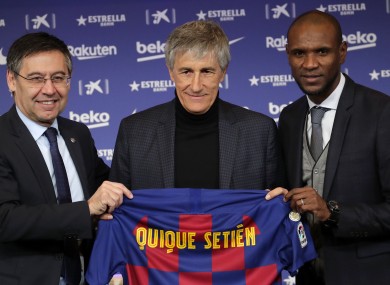 Setien poses with Barcelona president Josep Maria Bartomeu (left) and director of football Eric Abidal (right).
