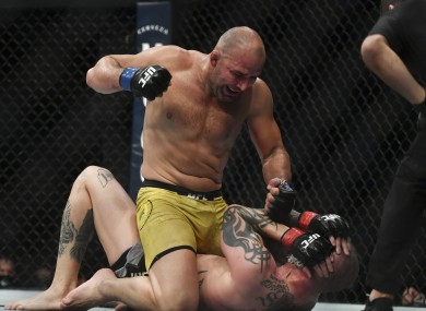 Glover Teixeira en route to victory against Anthony Smith.