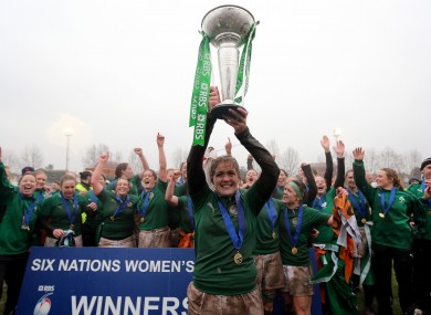 Fiona Coghlan lifts the Six Nations trophy.