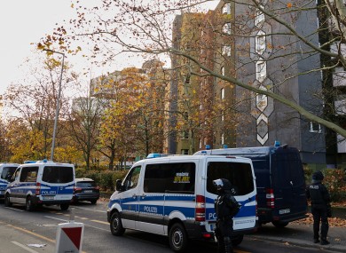 Police vehicles are parked in front of houses in Gitschiner Straße in Berlin
