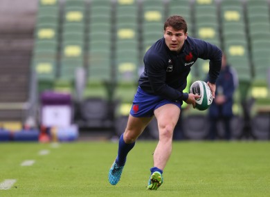 Antoine Dupont warming up before playing against Ireland last weekend.