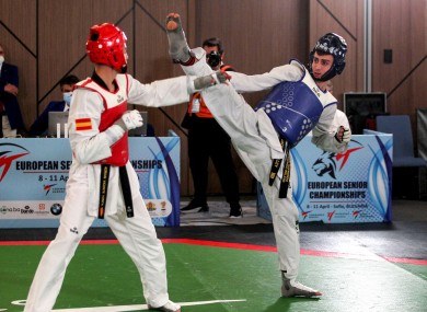 Jack Woolley (blue) lost his bout to Adrian Vicente (red).