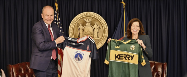 Taoiseach being presented with a GAA jersey by NY Governor Kathy Hochul.