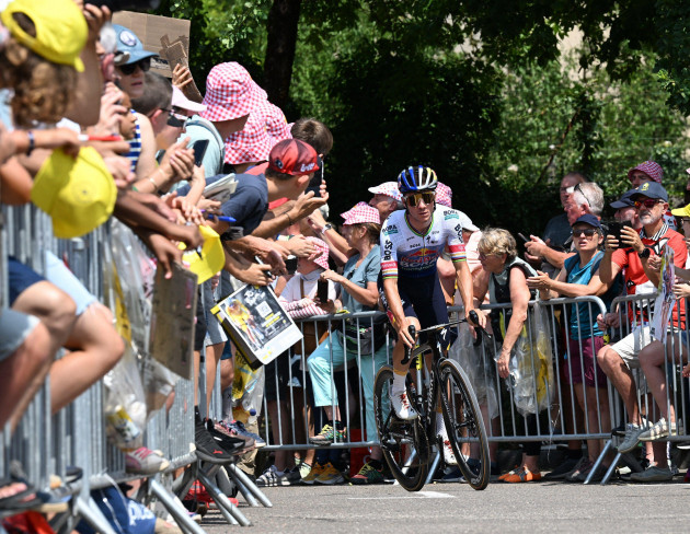 Remco Evenepoel wins 15th stage, Jonas Vingegaard crashes out