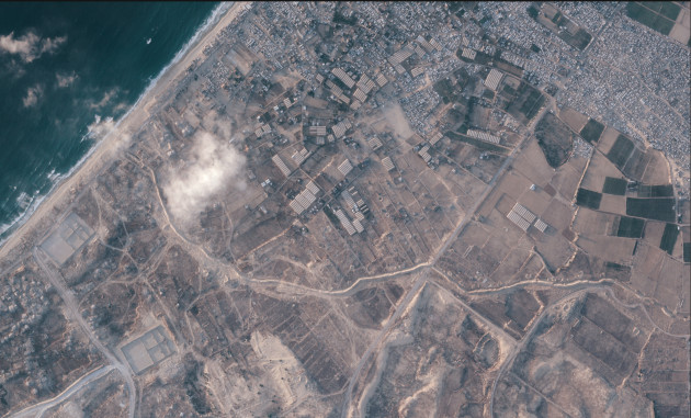 Israel consolidating land grab by building 22km earth barrier cutting through Gaza