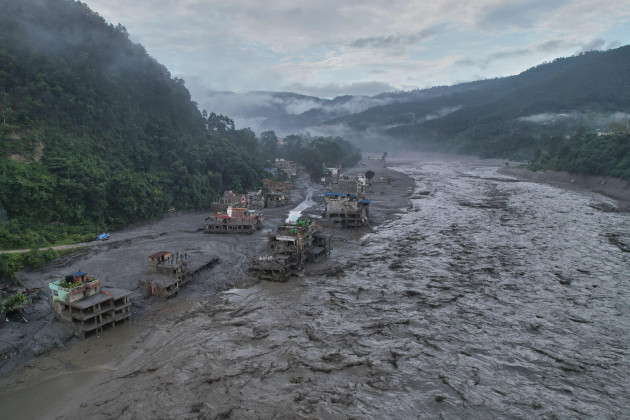 Death toll from Nepal floods exceeds 700 as overnight rain impedes rescue efforts