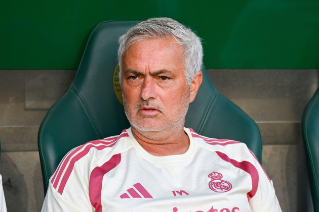 Mourinho reveals he signed contract to succeed Ferguson at Man United in 2013