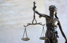 Widespread criticism after woman cross-examined by man alleged to have threatened to kill her